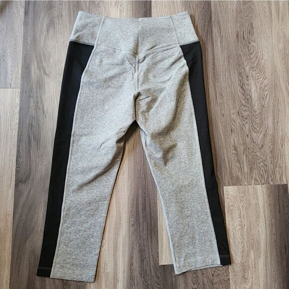 Nike Women's Cropped Leggings Small - Picture 2 of 4